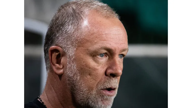 Mano Menezes, técnico do Corinthians, durante partida contra o Coritiba no estadio Couto Pereira pelo campeonato Brasileiro A 2023. Foto: Leonardo Hubbe/AGIF