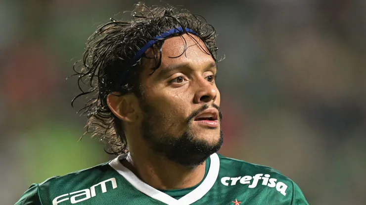 BELO HORIZONTE, BRAZIL - JULY 21: Gustavo Scarpa of Palmeiras celebrates after scoring the first goal of their team during a match America Mineiro and Palmeiras as part of Brasileirao 2022 at Independencia Stadium on July 21, 2022 in Belo Horizonte, Brazil. (Photo by Pedro Vilela/Getty Images)