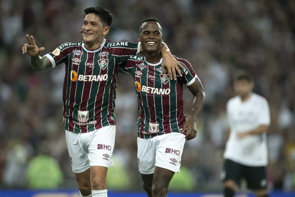 Jhon Arias jogador do Fluminense comemora seu gol com German Cano jogador da sua equipe durante partida contra o Grêmio no estádio Maracanã pelo campeonato Brasileiro A 2023. Foto: Jorge Rodrigues/AGIF