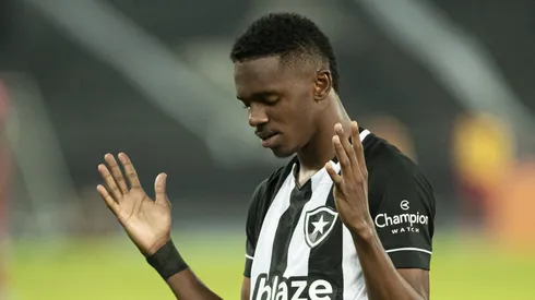 Jeffinho enquanto jogador do Botafogo, comemorando seu gol durante partida contra o Athletico-PR no estadio Engenhao pelo campeonato Brasileiro A 2022. Jorge Rodrigues/AGIF