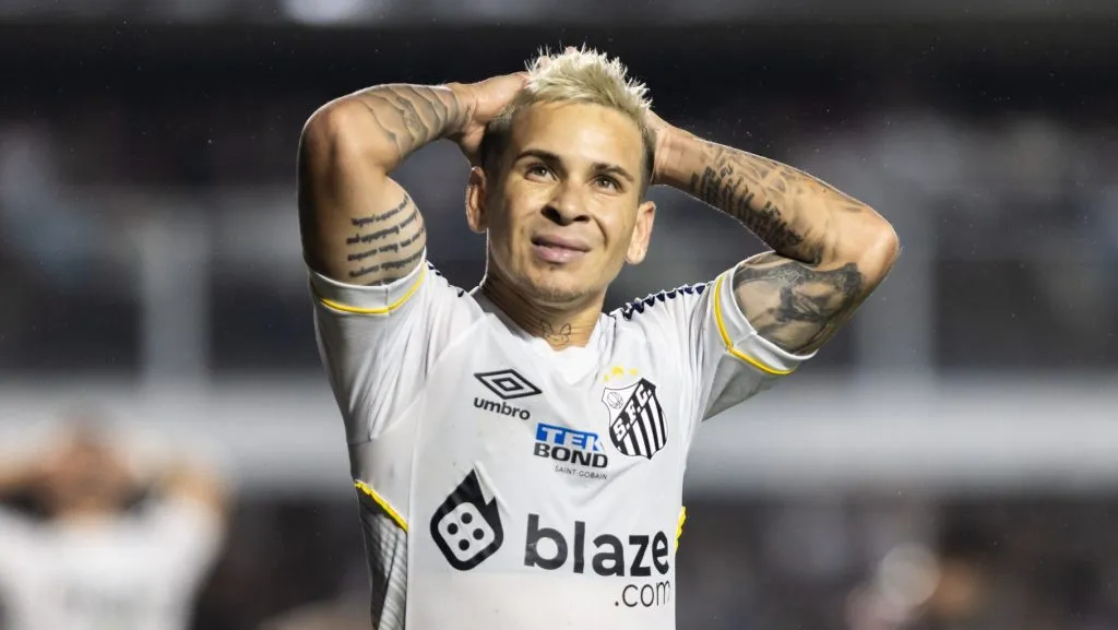 Soteldo jogador do Santos lamenta derrota ao final da partida contra o Bragantino -  Foto: Abner Dourado/AGIF