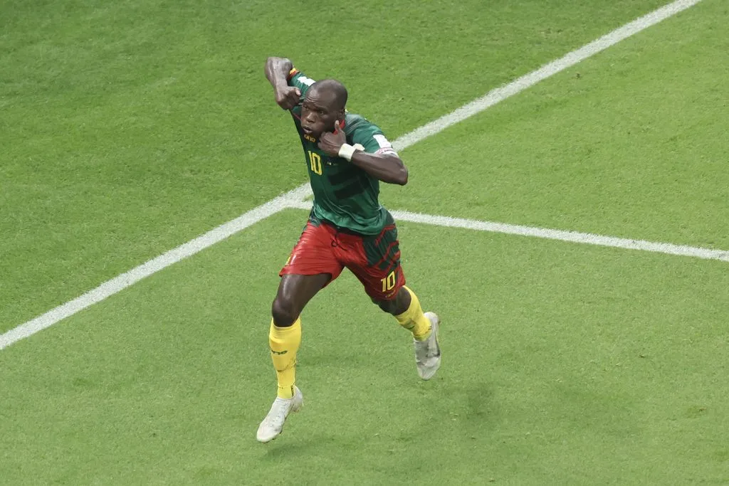Vincent Aboubakar, dos Camarões, comemora após marcar o primeiro gol do time durante a partida do Grupo G da Copa do Mundo da FIFA Catar 2022 entre Camarões e Brasil.  (Photo by Tim Nwachukwu/Getty Images)