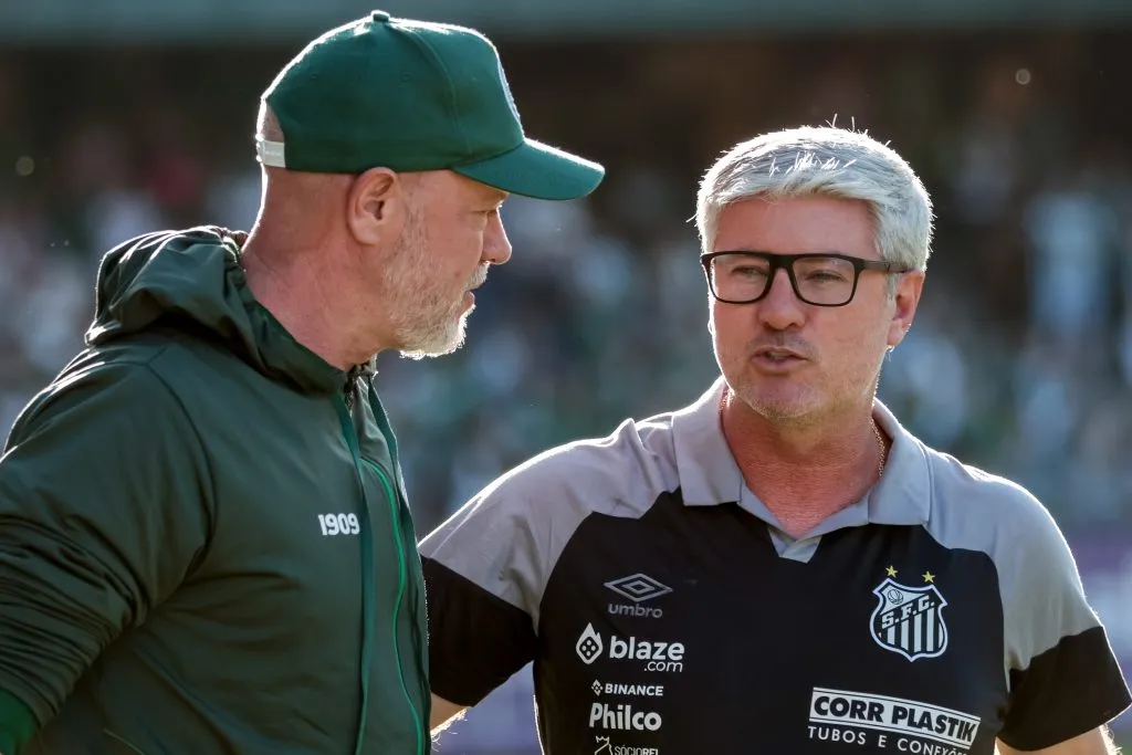 Antonio Carlos Zago  cumprimenta Odair Hellmann antes da partida no estadio Couto Pereira pelo campeonato BRASILEIRO A 2023. Foto: Robson Mafra/AGIF