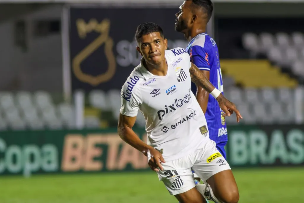 Lucas Barbosa atuando pelo Santos na Copa do Brasil 2023. Foto: Fernanda Luz/AGIF