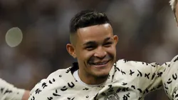 Adson com a camisa do Alvinegro do Parque São Jorge. Foto: Ricardo Moreira/Getty Images