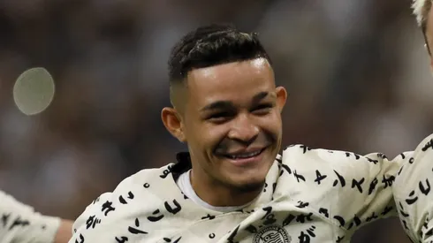 Adson com a camisa do Alvinegro do Parque São Jorge. Foto: Ricardo Moreira/Getty Images