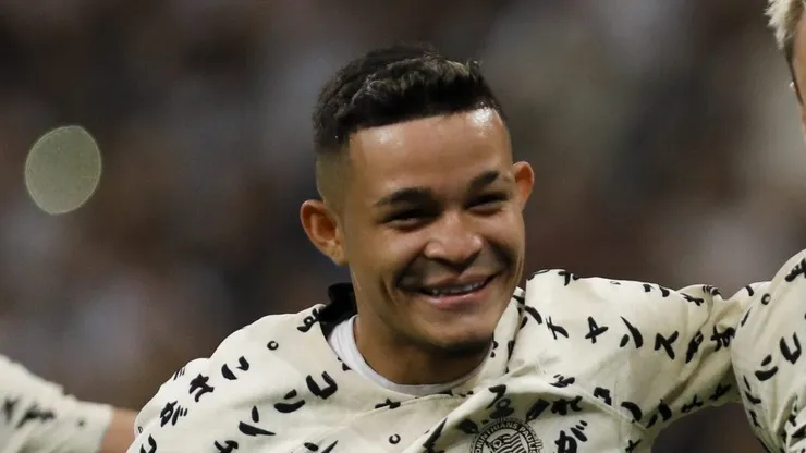 Adson com a camisa do Alvinegro do Parque São Jorge. Foto: Ricardo Moreira/Getty Images