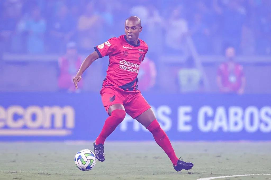 Fernandinho atuou com Domènec no Manchester e aprova a chegada do espanhol – Foto: Gilson Lobo/AGIF