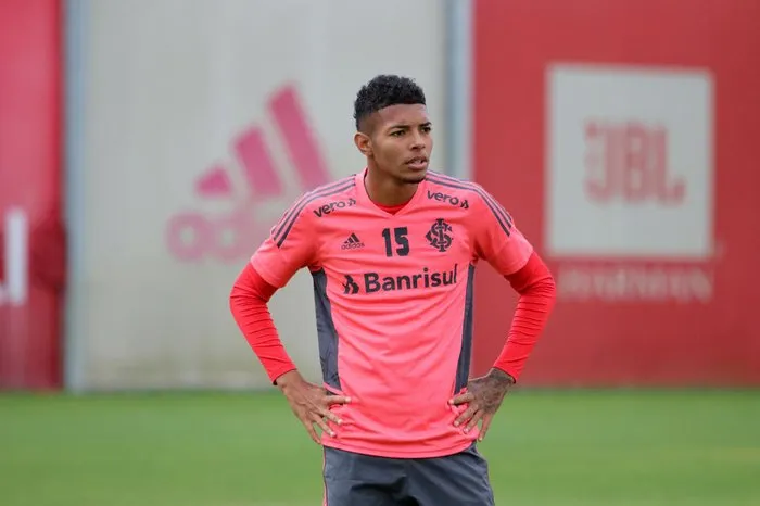 Matheus Dias em ação pelo Internacional – Foto: Reprodução/Internacional