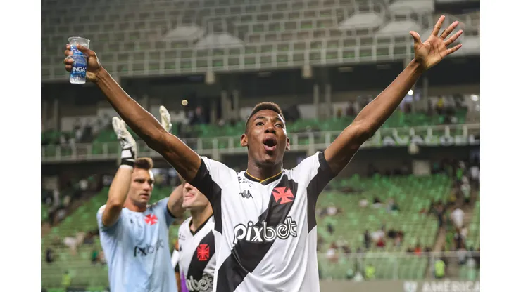 Léo Pelé do Vasco comemora a vitória ao final da partida contra o América-MG no Independência pelo campeonato Brasileiro A 2023. Foto: Gilson Lobo/AGIF