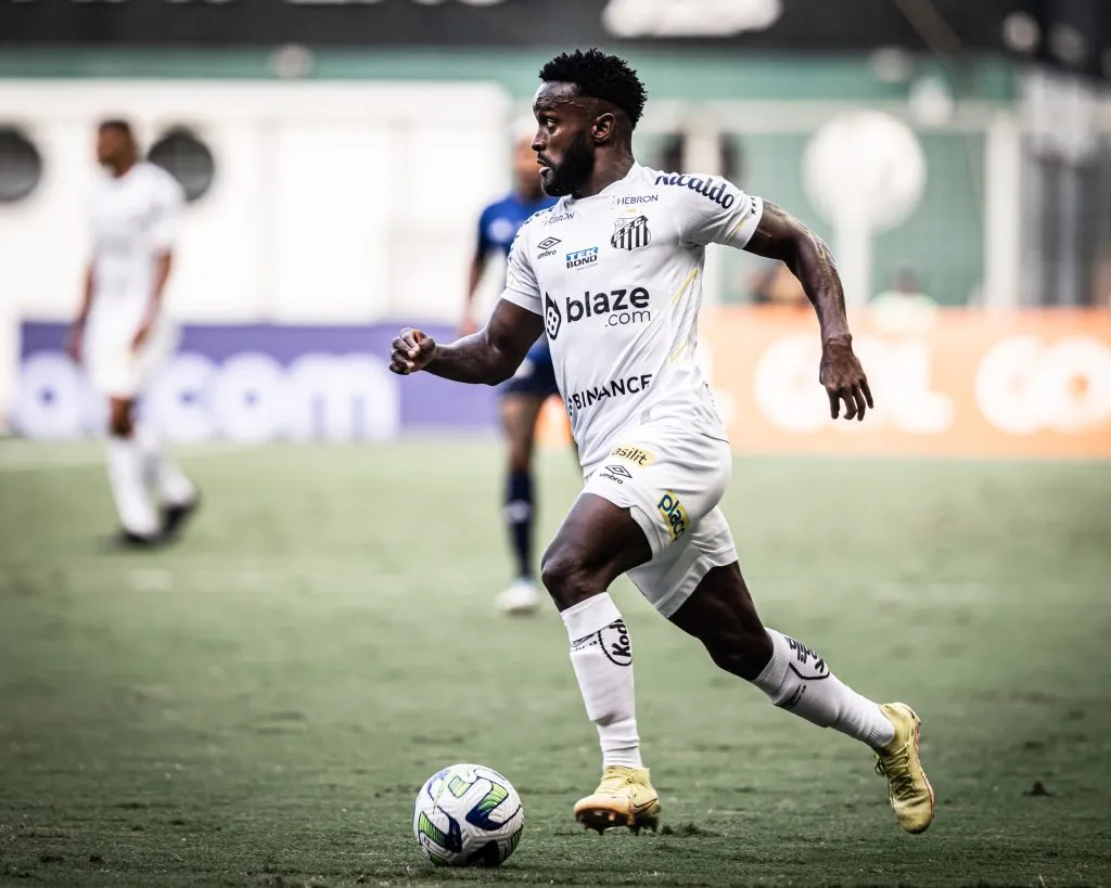 Mendoza em ação pelo Santos – Foto: Raul Baretta/Santos FC