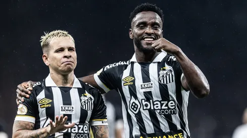 Soteldo e Mendoza, do Santos, comemoram gol da equipe - Foto: Abner Dourado/AGIF
