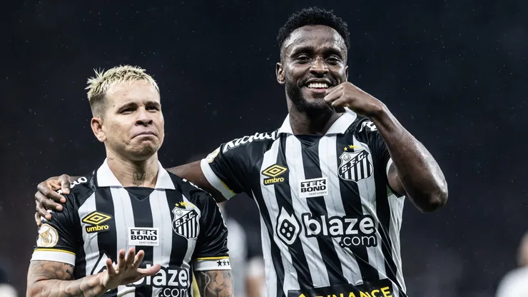 Soteldo e Mendoza, do Santos, comemoram gol da equipe - Foto: Abner Dourado/AGIF