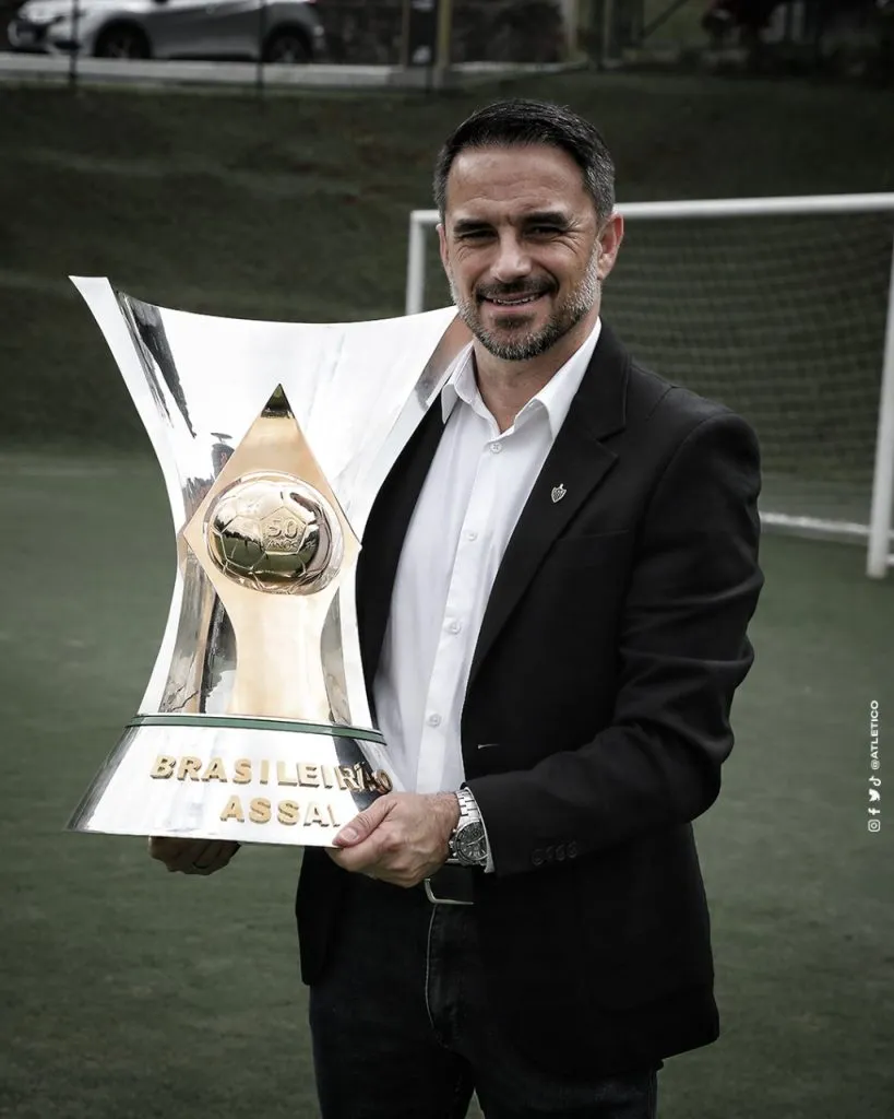 Rdrigo Caetano com troféu pelo Atlético-MG