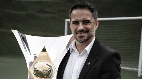 Rodrigo Caetano com a taça de Campeão Brasileiro de 2021. Foto: Redes Sociais / Atlético-MG