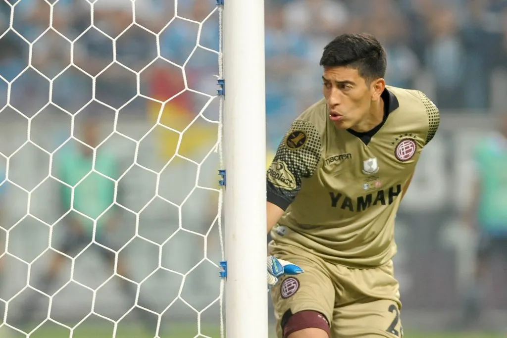Esteban Andrada em ação na final da Libertadores de 2017, contra o Grêmio. O Imortal sondou o jogador –  Foto: Ricardo Rímoli/AGIF