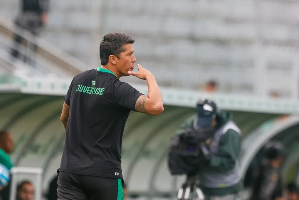 Thiago Carpini tecnico do Juventude durante partida contra o Ponte Preta no estadio Alfredo Jaconi pelo campeonato Brasileiro B 2023. Foto: Luiz Erbes/AGIF
