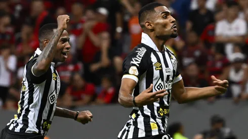 Foto: Mateus Bonomi/AGIF - Corinthians quer titular do Santos na troca com Ivan