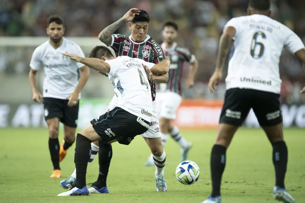 Germán Cano enfrentando o Grêmio de Luis Suárez pela última rodada do Cameponato Brasileiro 2023. Foto: Jorge Rodrigues/AGIF