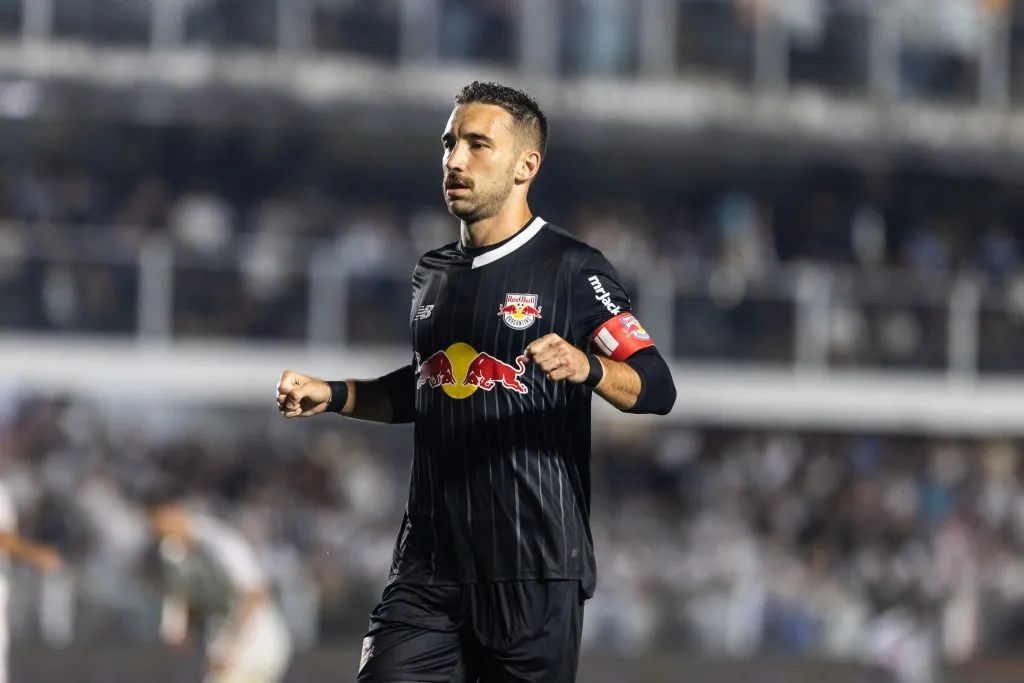 Leo Ortiz jogador do Bragantino durante partida contra o Santos no estadio Vila Belmiro pelo campeonato Brasileiro A 2023. Foto: Abner Dourado/AGIF