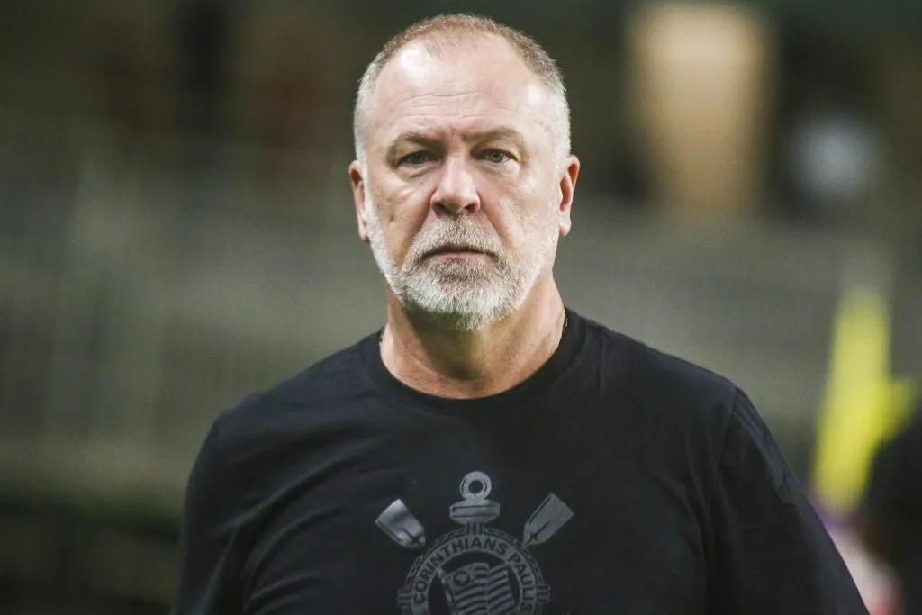 Mano Menezes tecnico do Corinthians durante partida contra o Coritiba no estadio Couto Pereira pelo campeonato Brasileiro A 2023. Foto: Gabriel Machado/AGIF