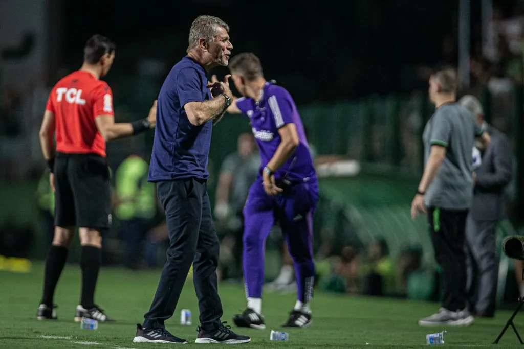 Paulo Autuori comandando o Cruzeiro no Campeonato Brasileiro 2023. Foto: Isabela Azine/AGIF