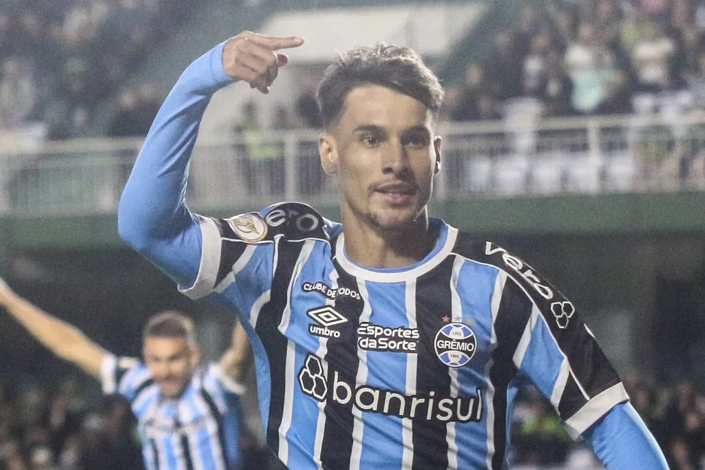 Ferreira jogador do Gremio comemora seu gol durante partida contra o Coritiba no estadio Couto Pereira pelo campeonato Brasileiro A 2023. Foto: Gabriel Machado/AGIF