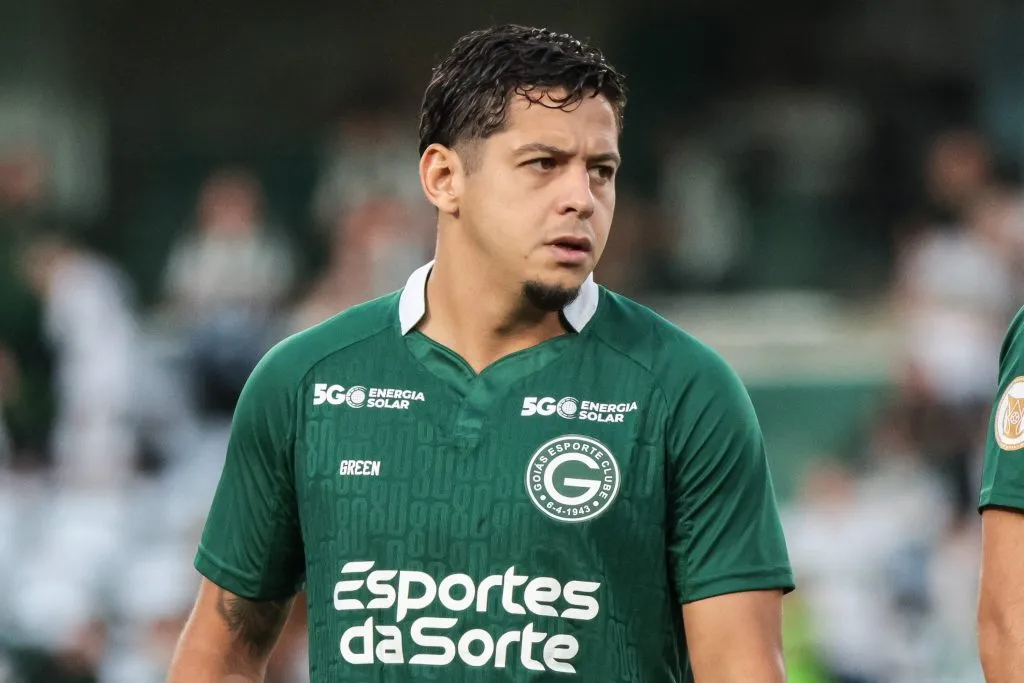 PR – CURITIBA – 05/11/2023 – BRASILEIRO A 2023, CORITIBA X GOIAS – Guilherme jogador do Goias durante execucao do hino nacional antes da partida contra o Coritiba no estadio Couto Pereira pelo campeonato Brasileiro A 2023. Foto: Robson Mafra/AGIF