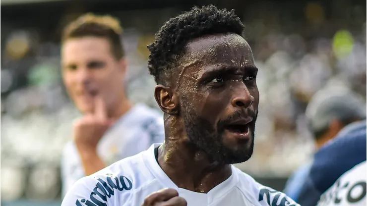 Mendoza jogador do Santos comemora vitoria ao final da partida contra o Botafogo no estadio Engenhao pelo campeonato Brasileiro A 2023. Foto: Thiago Ribeiro/AGIF