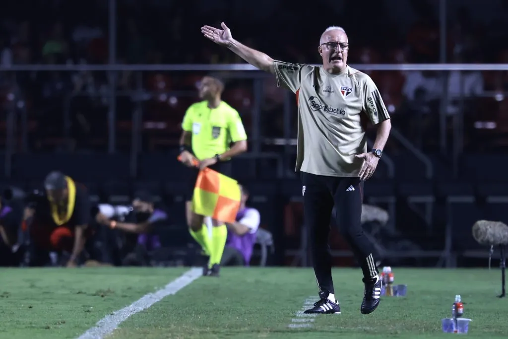 Dorival Júnior quer mais um atacante para reforçar o elenco. Foto: Marcello Zambrana/AGIF