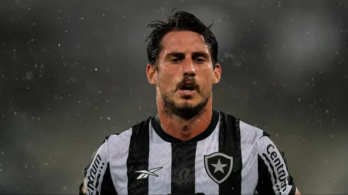 Botafogo deve prolongar contrato com jogador. Foto: Thiago Ribeiro/AGIF