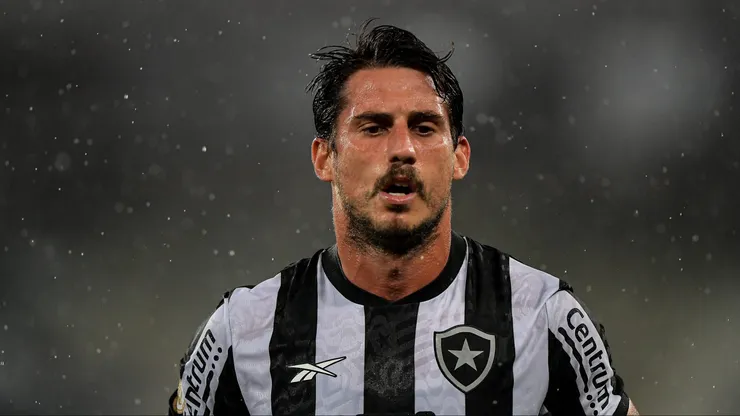 Botafogo deve prolongar contrato com jogador. Foto: Thiago Ribeiro/AGIF