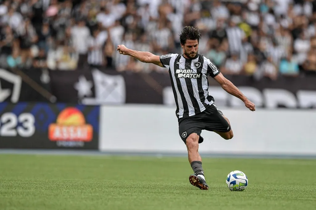 Gabriel Pires sofreu com lesões, mas deve permanecer. Foto: Thiago Ribeiro/AGIF