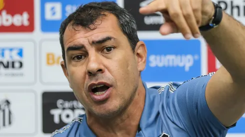 Foto: Luiz Erbes/AGIF Fábio Carille em entrevista após jogo Santos no Campeonato Brasileiro de 2021