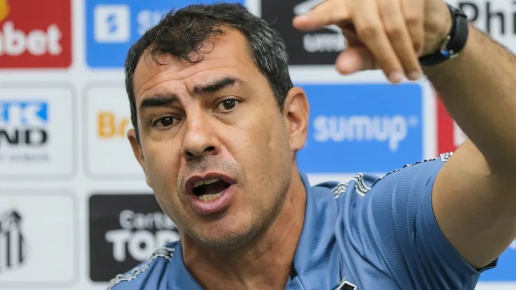 Foto: Luiz Erbes/AGIF Fábio Carille em entrevista após jogo Santos no Campeonato Brasileiro de 2021
