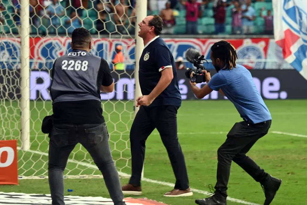 Rogerio Ceni, técnico do Bahia, festeja com a torcida o triunfo durante partida contra o Atletico-MG no estádio Arena Fonte Nova pelo campeonato Brasileiro A 2023. Walmir Cirne/AGIF