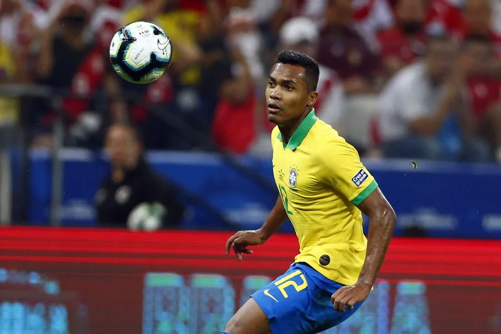 Alex Sandro em ação pela Seleção Brasileira –  Foto: Thiago Calil/AGIF