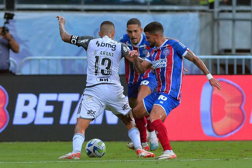 Cauly, jogador do Bahia disputa lance com Arana, jogador do Atletico-MG durante partida no estadio Arena Fonte Nova pelo campeonato Brasileiro A 2023.  Walmir Cirne/AGIF