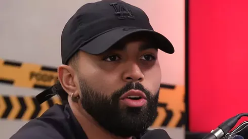 Gabigol de boné em Podcast Foto: Reprodução/Podpah