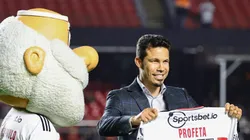 Hernanes ex jogador do São Paulo recebe homenagem antes da partida contra o Santos no estádio Morumbi pelo campeonato Brasileiro A 2022. Marcello Zambrana/AGIF