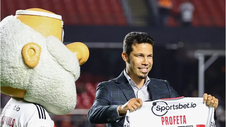 Hernanes ex jogador do São Paulo recebe homenagem antes da partida contra o Santos no estádio Morumbi pelo campeonato Brasileiro A 2022. Marcello Zambrana/AGIF