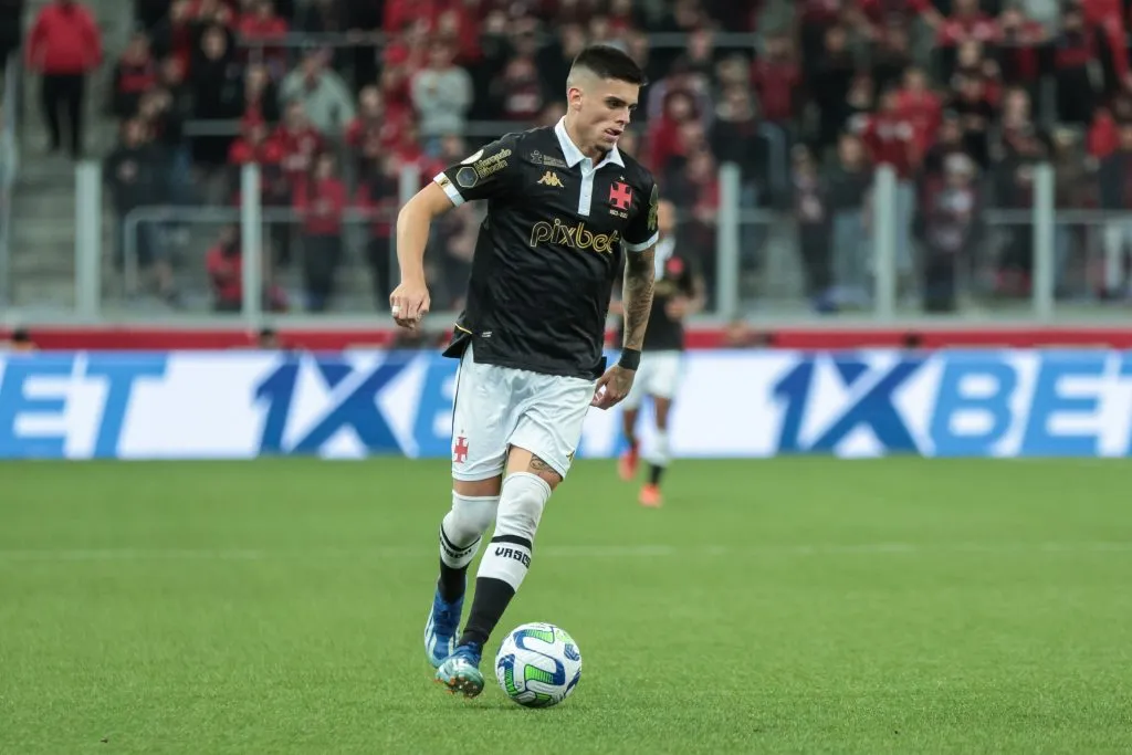 PR – CURITIBA – 25/11/2023 – BRASILEIRO A 2023, ATHLETICO-PR X VASCO – Gabriel Pec jogador do Vasco durante partida contra o Athletico-PR no estadio Arena da Baixada pelo campeonato Brasileiro A 2023. Foto: Robson Mafra/AGIF