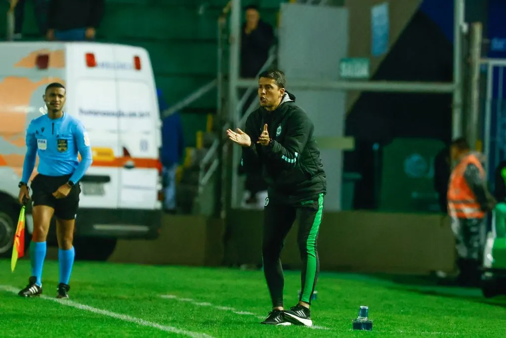 Thiago Carpini não será o treinador do Santos. Foto: Luiz Erbes/AGIF