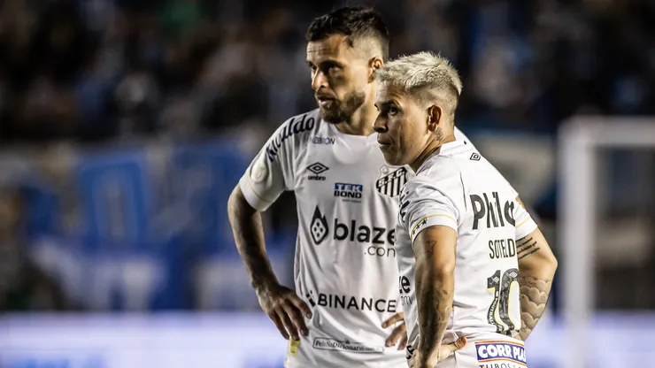 Lucas Lima e Soteldo, do Santos, pelo Brasileirão. Foto: Raul Baretta/Santos FC.