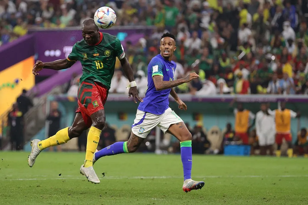 Vincent Aboubakar, dos Camarões, marca gol da vitória de sua Seleção contra o Brasil. (Photo by Julian Finney/Getty Images)