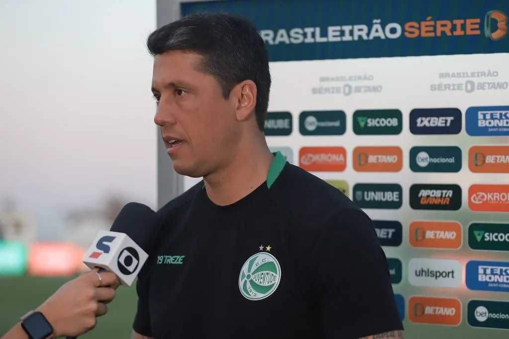 Thiago Carpini, tecnico do Juventude concede entrevista antes da partida contra o Mirassol no estadio Jose Maria de Campos Maia pelo campeonato Brasileiro B 2023. Foto: Pedro Zacchi/AGIF