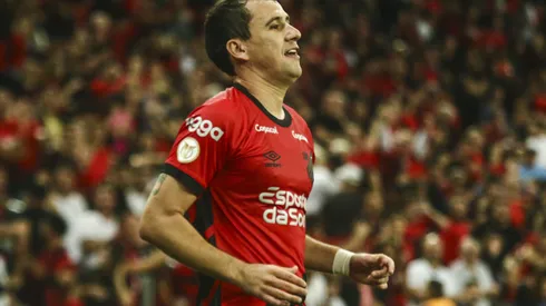 PR - CURITIBA - 25/10/2023 - BRASILEIRO A 2023, ATHLETICO-PR X AMERICA-MG - Pablo jogador do Athletico-PR comemora seu gol durante partida contra o America-MG no estadio Arena da Baixada pelo campeonato Brasileiro A 2023. Foto: Gabriel Machado/AGIF