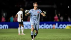 Leo Jardim, goleiro do Vasco, dcomemora gol durante partida contra o Botafogo em São Januário pelo Campeonato Brasileiro - Foto: Thiago Ribeiro/AGIF
