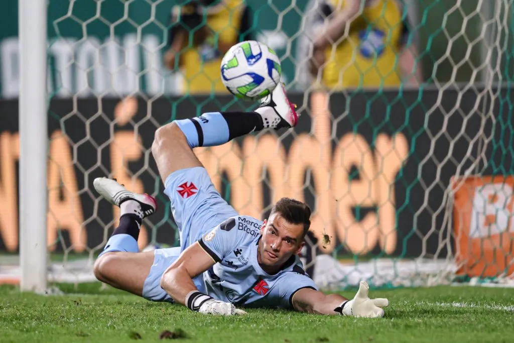 Leo Jardim, goleiro do Vasco, durante partida contra o América-MG no estádio Independência pelo Campeonato Brasileiro - Foto: Gilson Lobo/AGIF