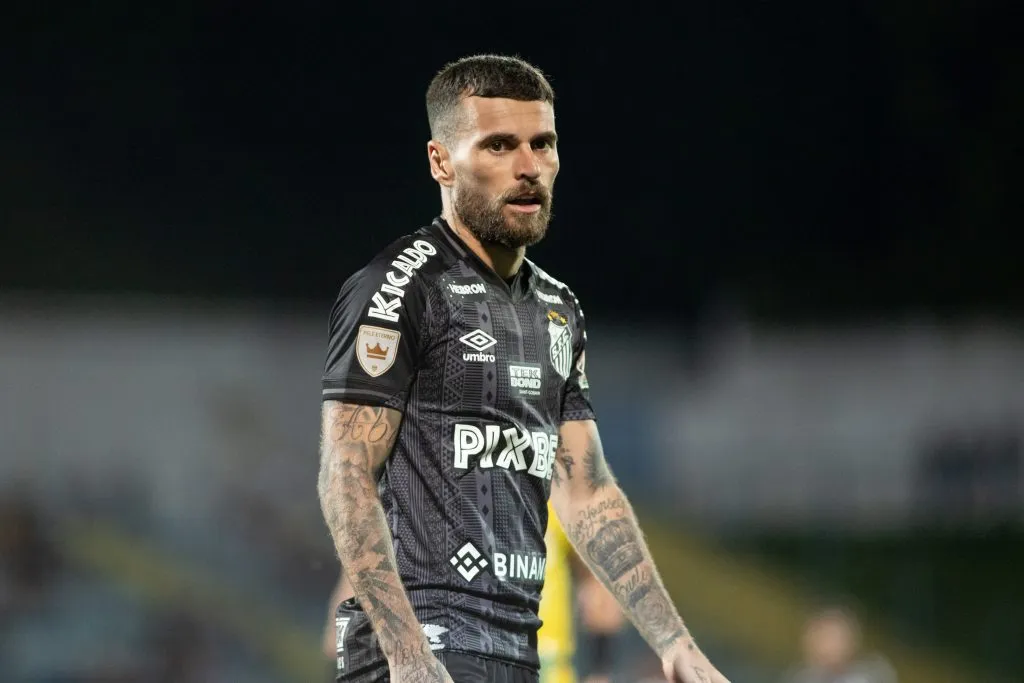 Lucas Lima, jogador do Santos, durante partida contra o Santo André no estádio Bruno José Daniel pelo campeonato Paulista 2023. Foto: Abner Dourado/AGIF